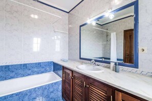 Shower, bidet, towels - Villa Silva Balbina - Four Bedroom Villa, Sleeps 8 (Albufeira)
