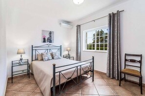 4 habitaciones, tabla de planchar con plancha, wifi y ropa de cama 