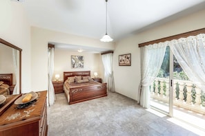 5 bedrooms, WiFi, bed sheets