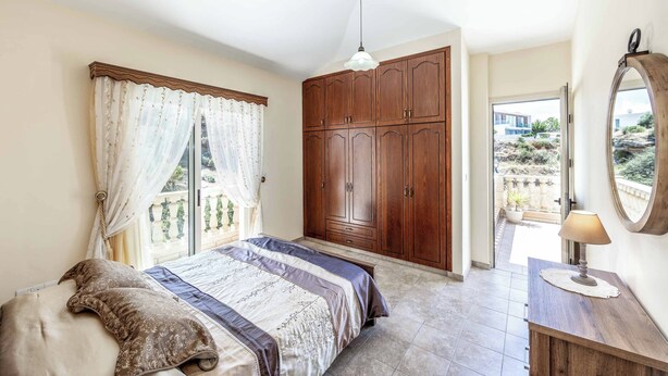 5 bedrooms, WiFi, bed sheets