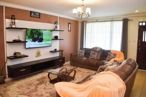 Smart TV, fireplace, stereo - Siswi (The Nest)- The place to be. (Bungoma)