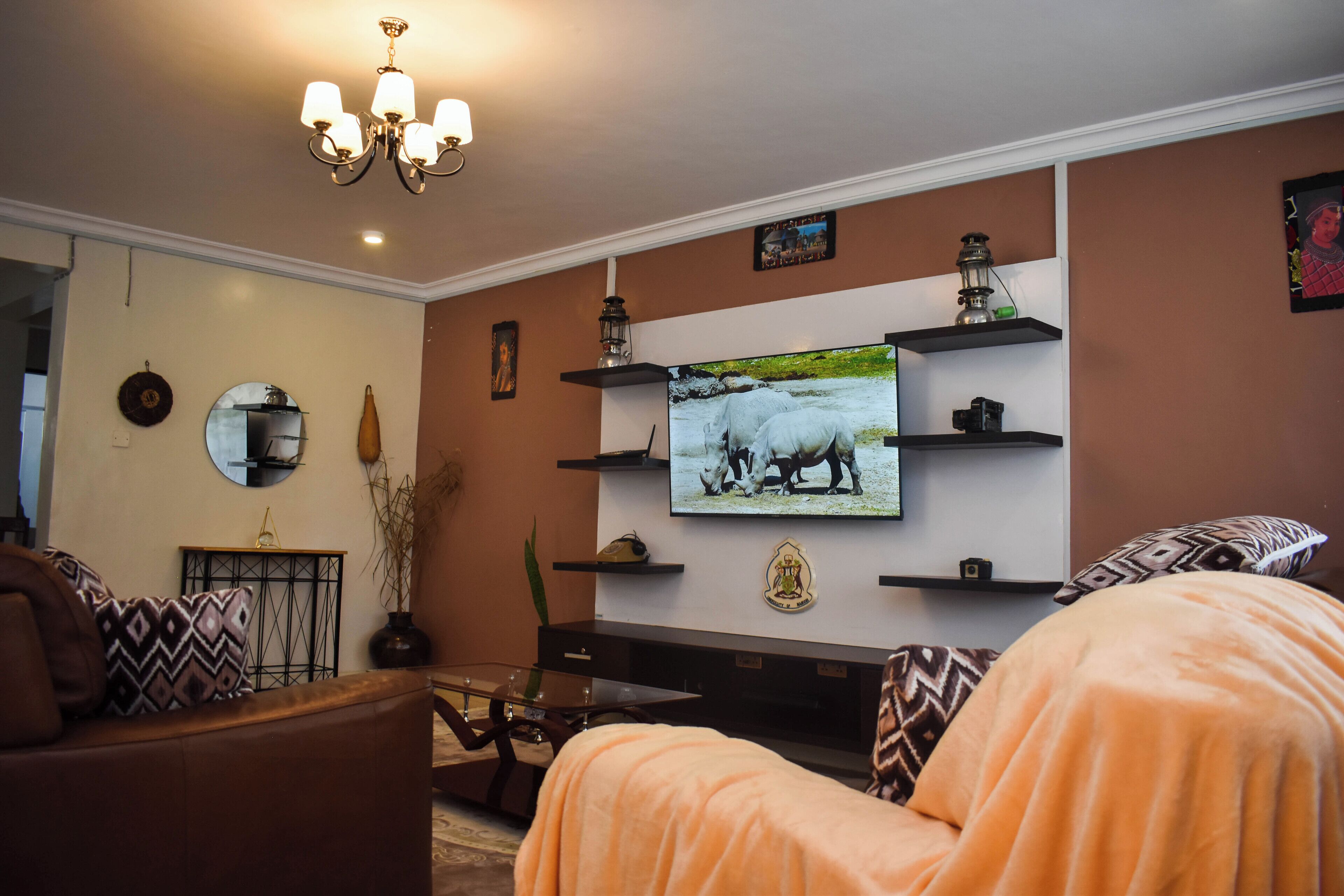 Smart TV, chimenea y estéreo 