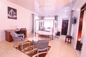 4 camere, una scrivania, insonorizzazione, ferro/asse da stiro