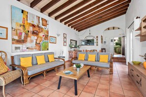 Smart TV - Villa Matisse - Three Bedroom Villa, Sleeps 6 (Biniancolla)