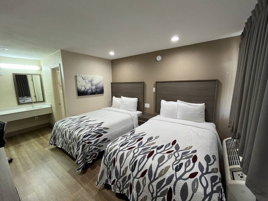 Cortinas blackout, wifi gratis y ropa de cama