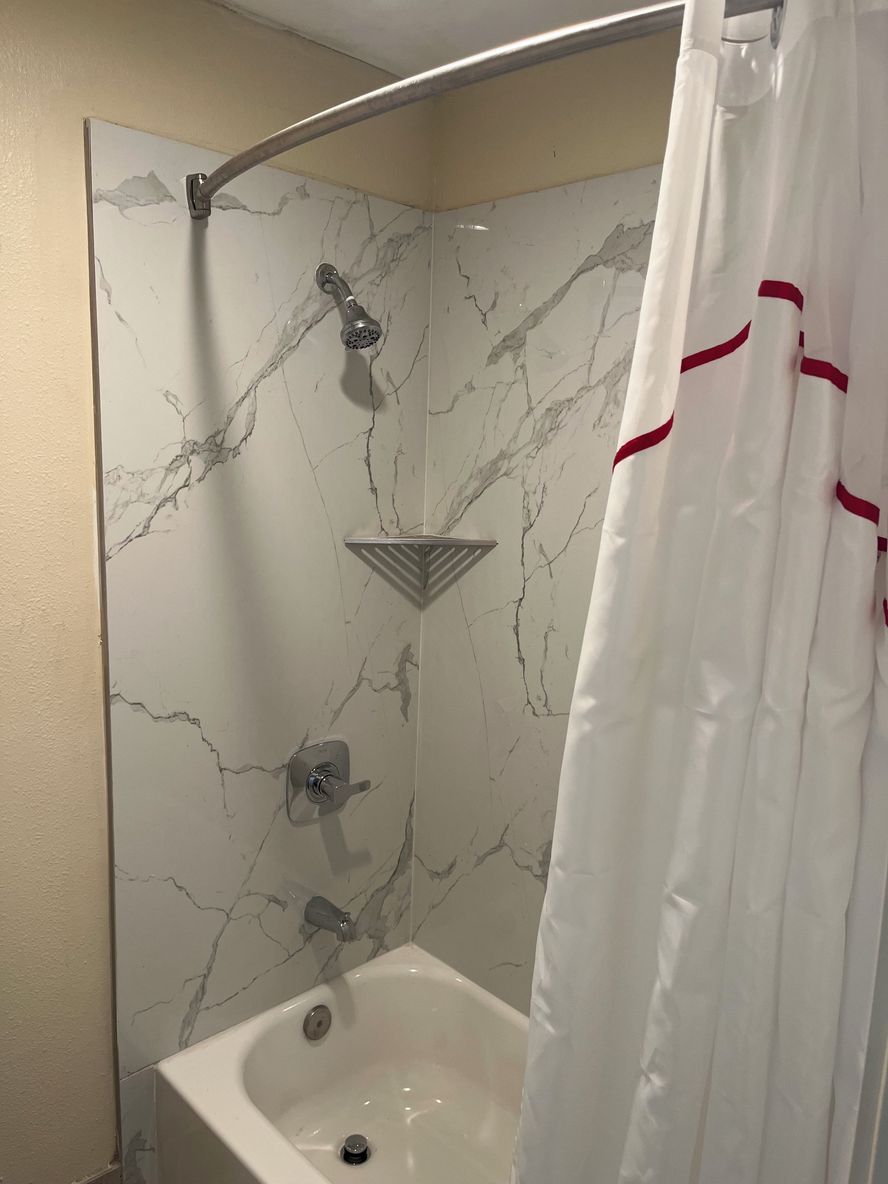 Serviettes fournies, savon, shampooing, papier de toilette