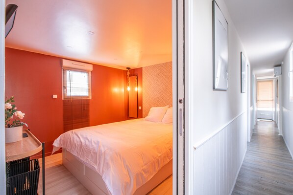 2 bedrooms, desk, iron/ironing board, WiFi