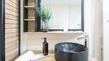 Een haardroger, handdoeken, zeep, shampoo