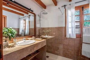 Regadera, bidet, toallas