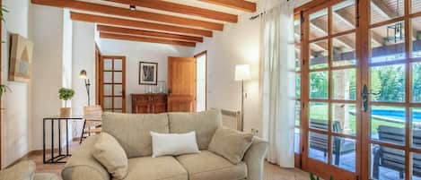 Smart-tv en een tafeltennistafel