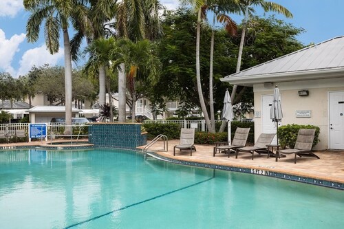 Villa 5 mins walk to IMG Academy. Sleeps 6. Pool
Gated and 2 free parking spots