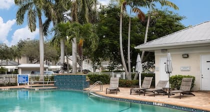Villa 5 mins walk to IMG Academy. Sleeps 6. Pool
Gated and 2 free parking spots