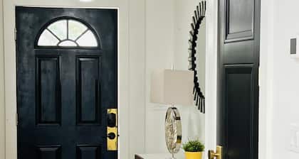 Villa 5 mins walk to IMG Academy. Sleeps 6. Pool
Gated and 2 free parking spots