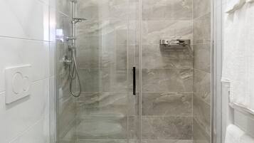 Regadera, secadora de cabello, bidet, toallas