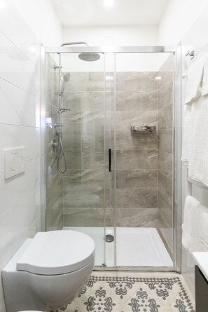 Dusche, Haartrockner, Bidet, Handtücher