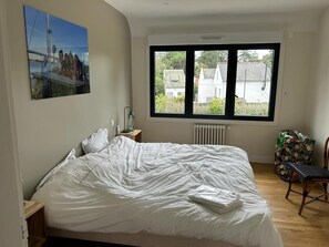 7 Schlafzimmer, Bügeleisen/Bügelbrett