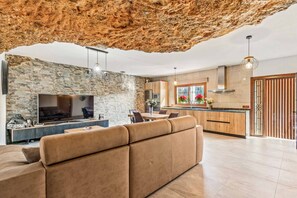 Smart-tv och ett bordtennisbord