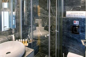 Douche, serviettes fournies