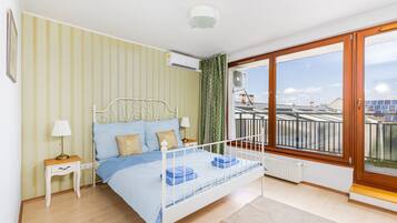 Luxury Apartment | 2 bedrooms, premium bedding, iron/ironing board, cots/infant beds