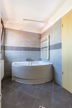 Apartament de luxe | Bany | Articles de tocador gratuïts, tovalloles, sabó i xampú 