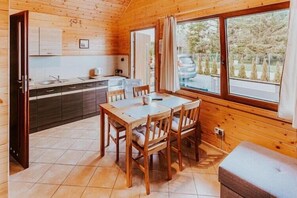 Fridge, stovetop, electric kettle, dining tables - Single-story holiday homes close to the beach (Ustronie Morskie)