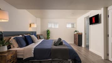 1 habitación, escritorio, tabla de planchar con plancha y cuna de viaje