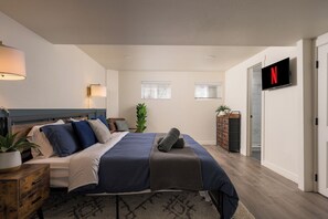 1 soverom, skrivebord, strykejern/-brett og reiseseng for barn