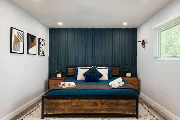 2 habitaciones, escritorio y tabla de planchar con plancha 