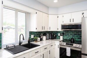 Kylskåp, mikrovågsugn, ugn och spishäll