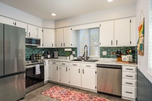 Geladeira, micro-ondas, fogão, cooktop