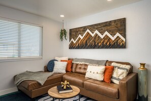 Smart TV, libros, estéreo