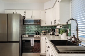 Refrigerador, microondas, horno, placa de cocina