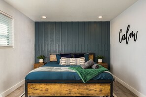 2 habitaciones, escritorio y tabla de planchar con plancha 