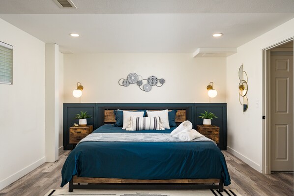 1 quarto, escrivaninha, ferros/tábuas de passar roupa, berço de viagem