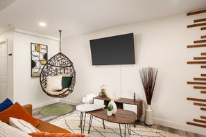 Smart TV, livros, aparelho de som