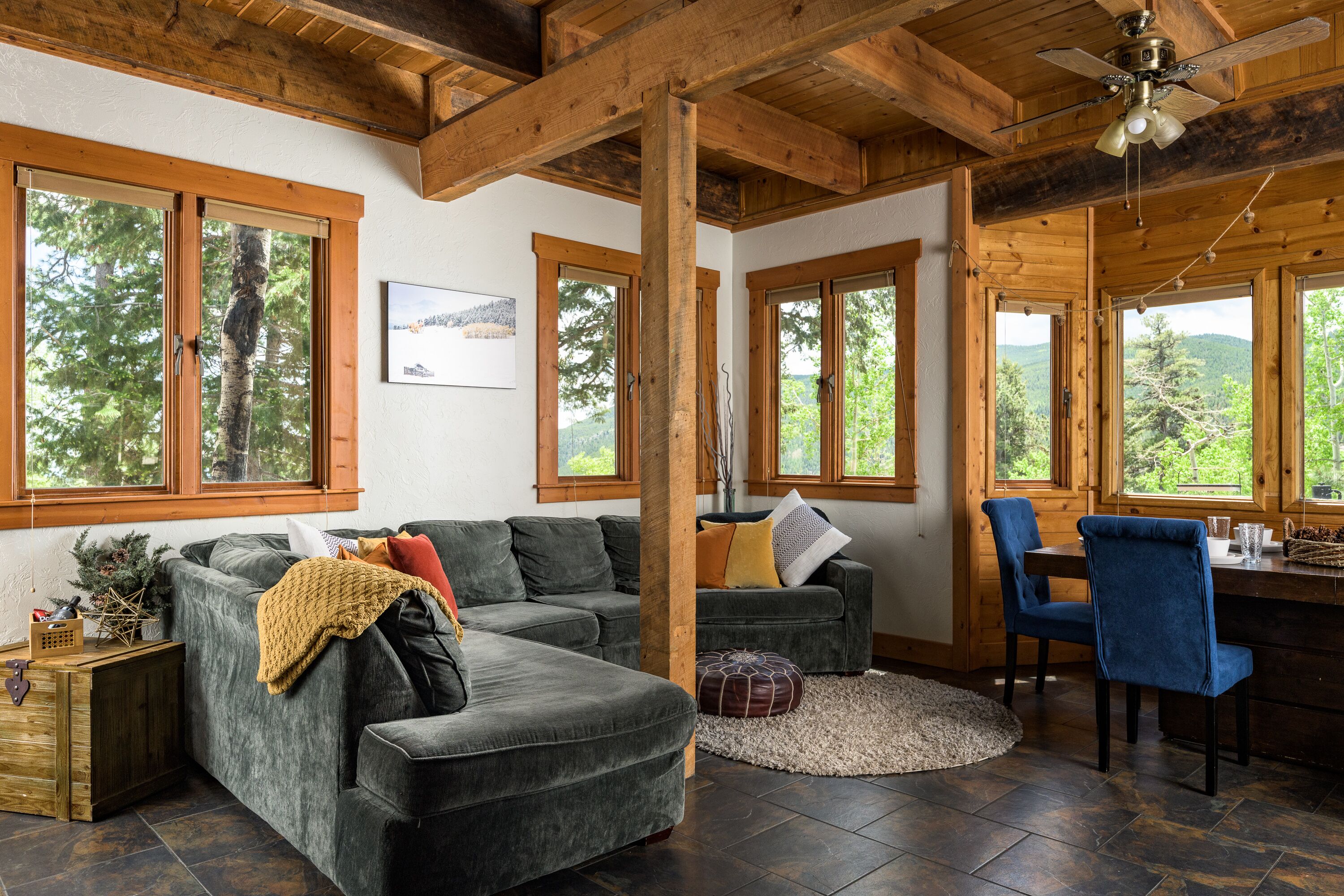 智能电视、壁炉、书、立体声音响