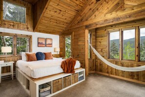 4 slaapkamers, een bureau, een strijkplank/strijkijzer, reisbedje