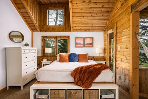 4 soverom, skrivebord, strykejern/-brett og reiseseng for barn