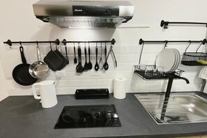 Kylskåp, ugn, spishäll och vattenkokare