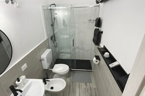 Dutxa, assecador de cabells, bidet i tovalloles 