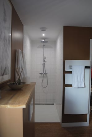 Bruser, hårtørrer, håndklæder, Toiletpapir