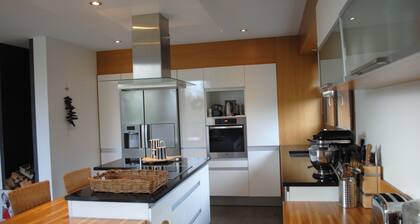 Maison d'architecte en bois, jacuzzi, 200 m2, 4 chambres, 3 SDB, en bord de mer