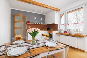 Appartement, 2 chambres, balcon, cÎté montagne | Cuisine privée | Four, cafetiÚre/bouilloire, bouilloire électrique