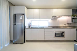 Apartamento | Cocina privada | Frigorífico, microondas, lavavajillas y hervidor eléctrico