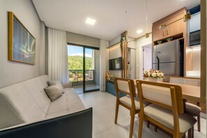 Appartement Économique | Coin séjour | TV connectée de 40 pouces avec chaînes numériques