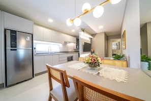 Apartamento | Cocina privada | Frigorífico, microondas, lavavajillas y hervidor eléctrico