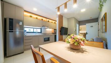 Apartamento | Cocina privada | Frigorífico, microondas, lavavajillas y hervidor eléctrico