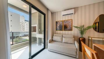 Apartamento | Zona de estar | Smart TV de 40 pulgadas con canales digitales