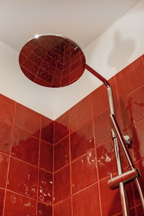 Design Duplex | Bathroom | Shower, rainfall showerhead, hair dryer, towels