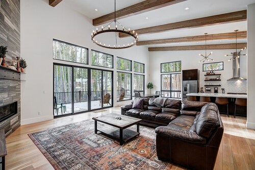 🏆 Breck Mountain Modern | Hot Tub | 2 Kings | Pets | EV Charger | Sleeps 10